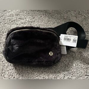 Lululemon Plush Fleece everywhere belt bag (black/gold)